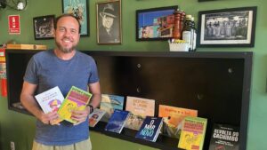 Livros de Victor P. Viana estão à venda no Café Porteño em Búzios