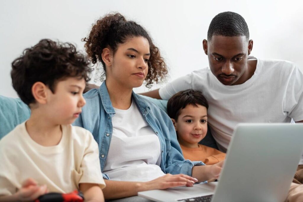 Algoritmos moldam crianças e desafiam pais na educação com tecnologia