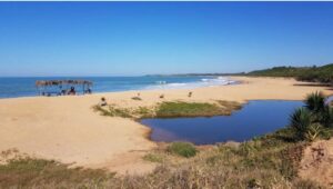 Praia das Pedrinhas se consolida como refúgio de turismo sustentável em Rio das Ostras