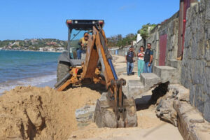 Rampas e escadas expostas pela ressaca são removidas na Praia do Canto em Búzios