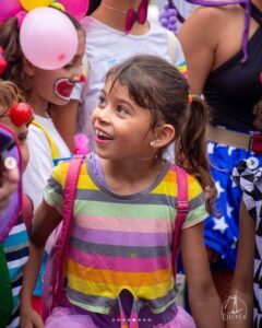 Palhasseata celebra Dia das Crianças nas ruas de Búzios