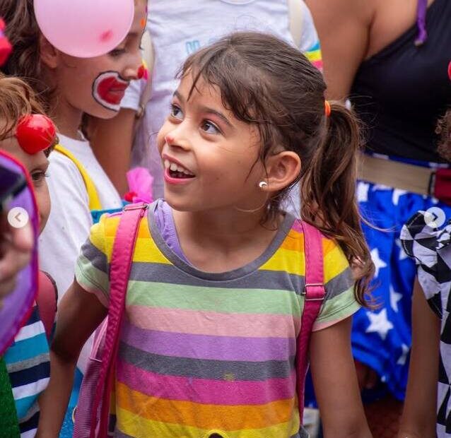 Palhasseata de Dia das Crianças percorre ruas do Centro de Búzios