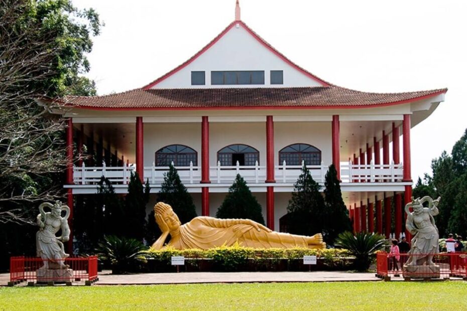 Templo Budista Chen Tien atrai turistas em Foz do Iguaçu