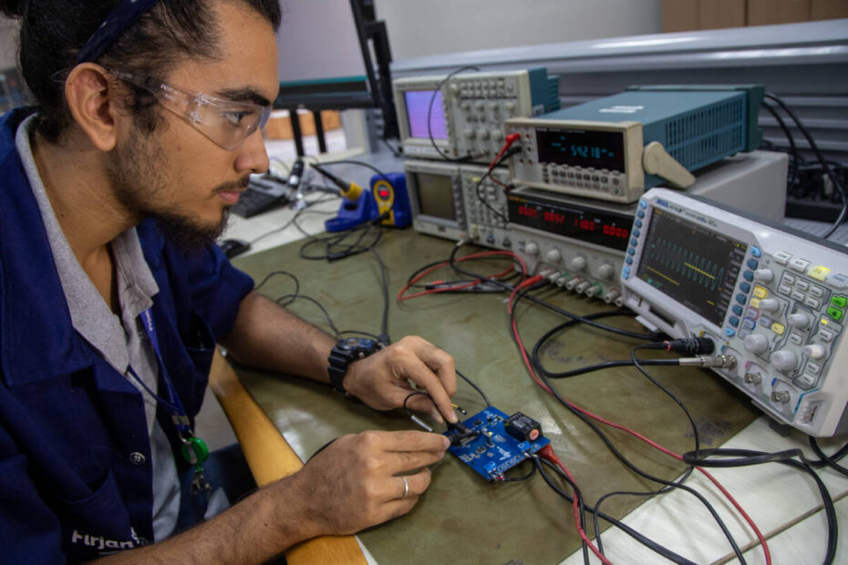 Firjan SENAI abre 775 vagas gratuitas em Campos e Macaé com cursos técnicos em logística, elétrica e indústria.