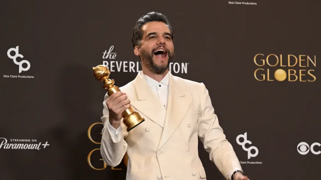 Wagner Moura vence Globo de Ouro de melhor ator em filme dramático por 'O Agente Secreto' (Phil McCarten/CBS/Getty Images) Leia mais em: https://veja.abril.com.br/cultura/os-brindes-milionarios-que-wagner-moura-ganha-por-vitoria-no-globo-de-ouro/
