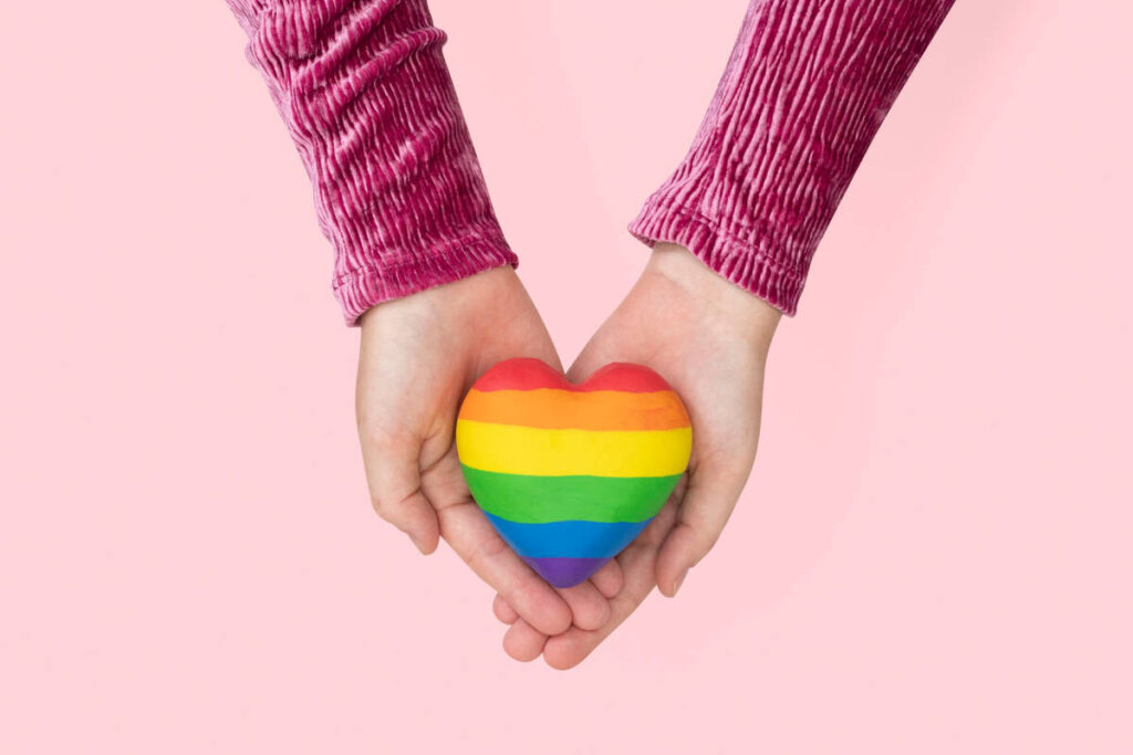 Saúde LGBTQIA+: cuidado contínuo exige jornada permanente