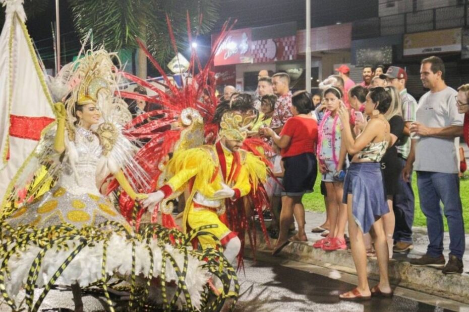Desfile carnavalesco marca programação cultural em Trindade
