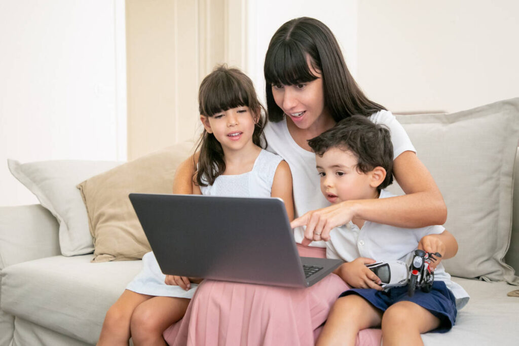 Assistentes virtuais ampliam cuidado infantil com tecnologia