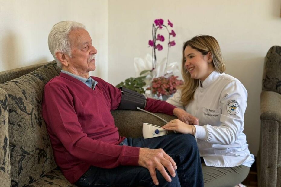 Quedas em casa lideram internações de idosos no Brasil