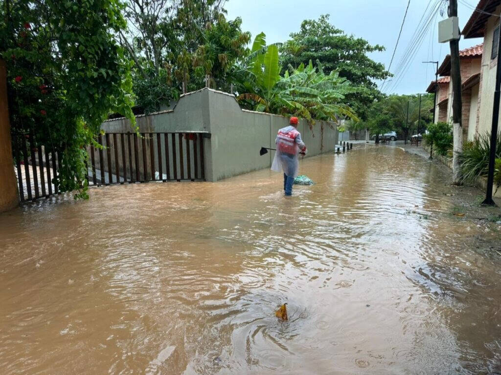 Temporal atinge Búzios desde quinta-feira, soma 108 mm em poucas horas e mantém cidade em alerta. Aulas são suspensas e previsão indica até 200 mm de chuva / foto divulgação