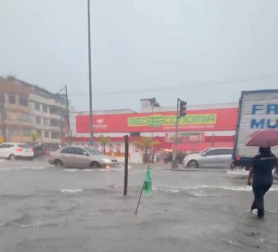 Chuva de 67 mm em 24 horas provoca desabamento de telhado no Centro de Cabo Frio, deixa 11 desalojados e mantém Defesa Civil em alerta no município / foto reprodução das redes sociais