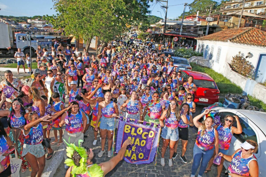 Foliões participam do Bloco Não é Não na Orla Bardot durante campanha contra assédio em Búzios / foto divulgação