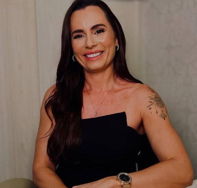 Paula Francine é fisioterapeuta integrativa e atende na Clínica Elegance, em Búzios, com terapias funcionais e estéticas.