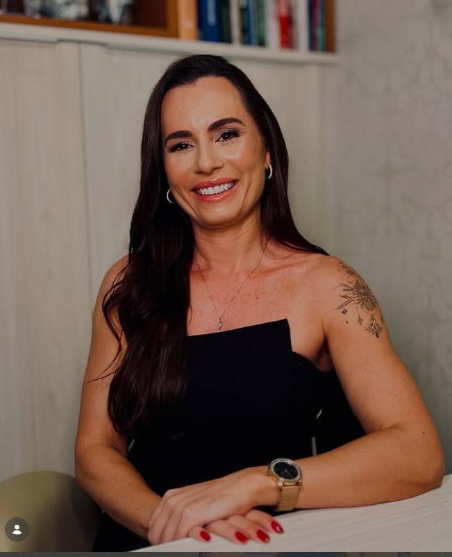 Paula Francine é fisioterapeuta integrativa e atende na Clínica Elegance, em Búzios, com terapias funcionais e estéticas.