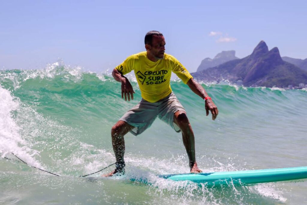 Integrantes do projeto Ondas Arpoador durante atividade de surfe adaptado no Arpoador, no Rio de Janeiro / foto divulgação