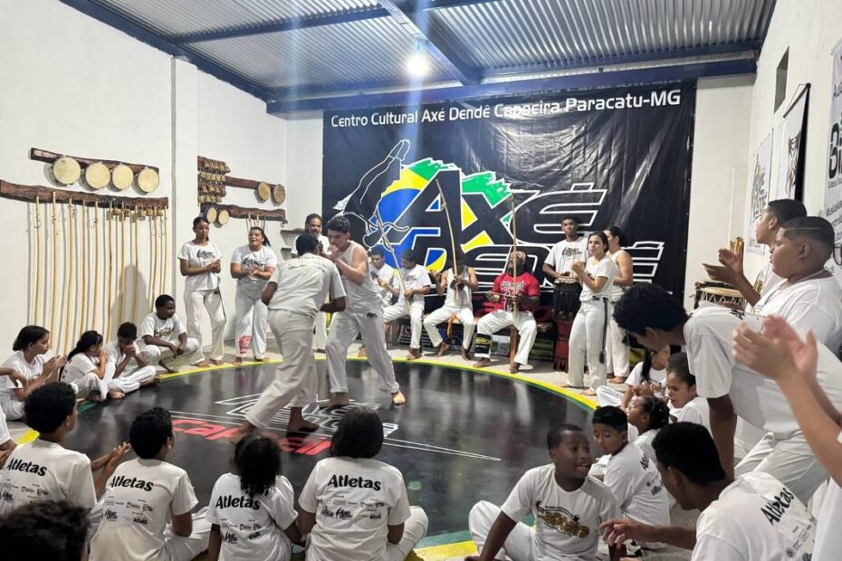Associação Cultural Axé Dendê planta árvores em Paracatu-MG