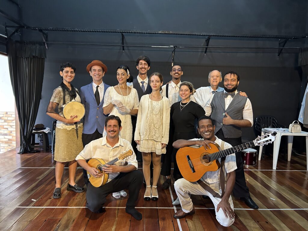 Elenco do espetáculo “Não Quero Choro Nem Vela” em montagem sobre Noel Rosa / foto divulgação