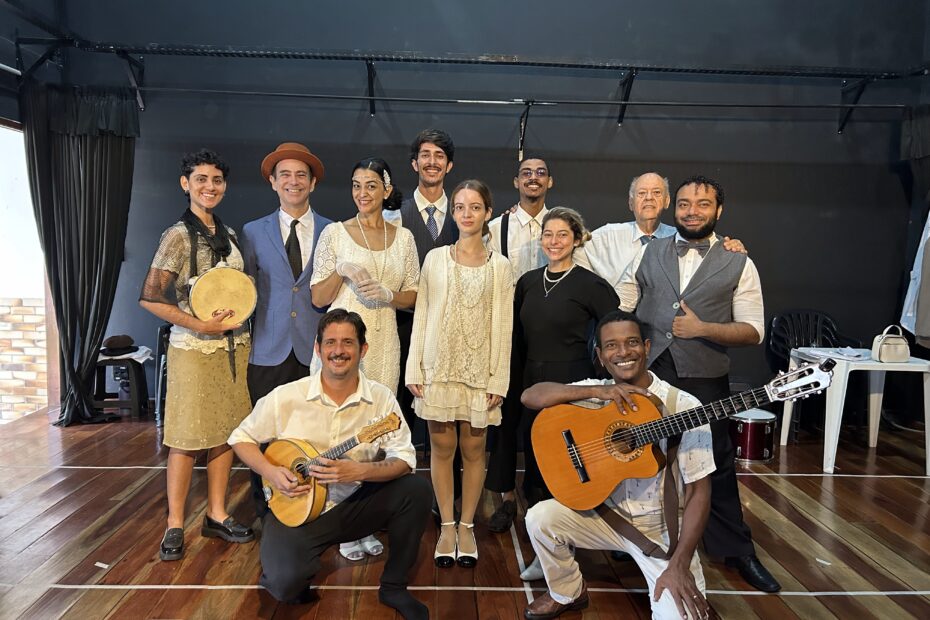 Elenco do espetáculo “Não Quero Choro Nem Vela” em montagem sobre Noel Rosa / foto divulgação