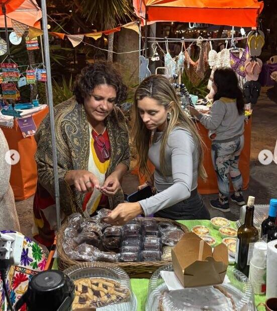 Feira da Mulher Migrante reúne gastronomia e produtos artesanais na Praça dos Ossos em Búzios / foto divulgação