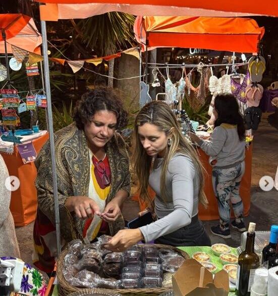 Feira da Mulher Migrante reúne gastronomia e produtos artesanais na Praça dos Ossos em Búzios / foto divulgação
