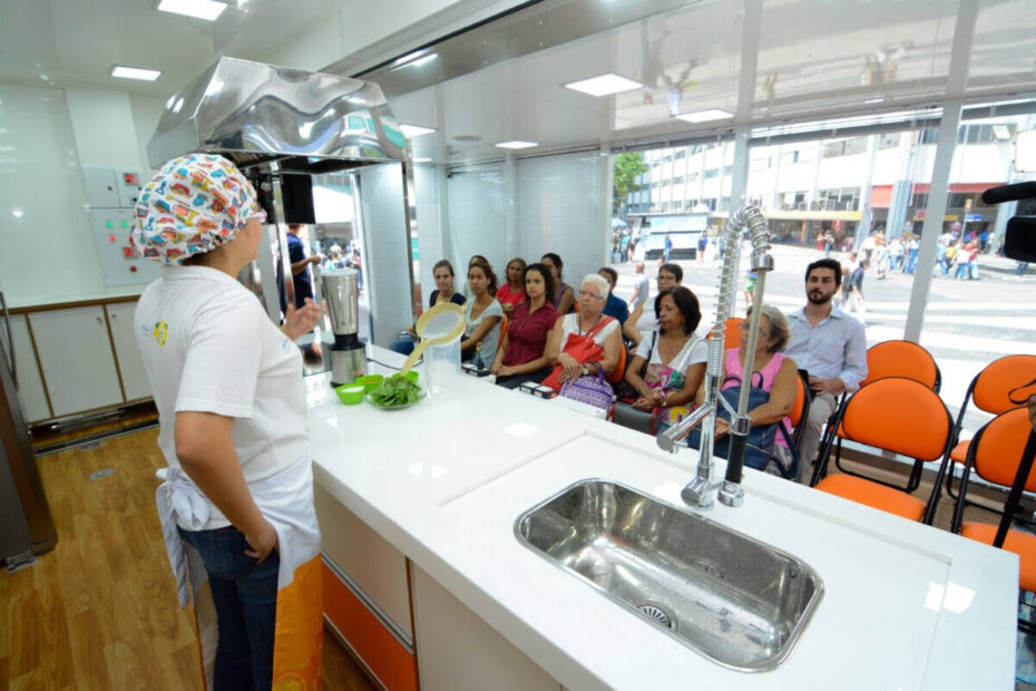 Unidade móvel do projeto Saúde em Ação utilizada para oficinas de educação alimentar / divulgação