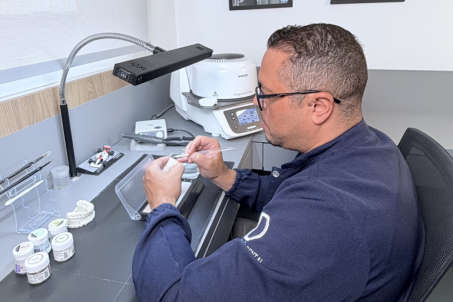 Demanda por sorriso natural muda laboratórios de prótese