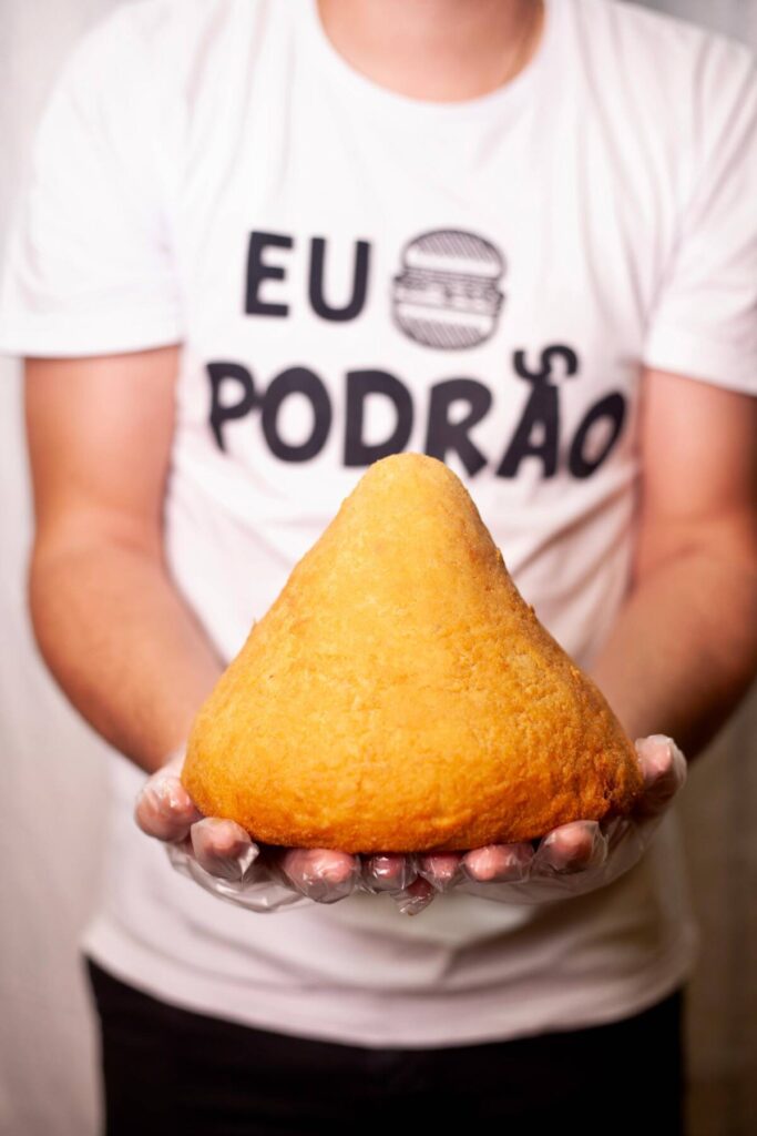 Feira do Podrão chega a Cabo Frio com lanches gigantes, música e entrada gratuita no feriadão de abril / foto divulgação