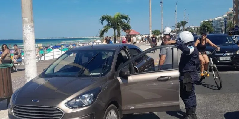 Motorista é preso por embriaguez ao volante após dirigir em zigue-zague em Cabo Frio / foto divulgação