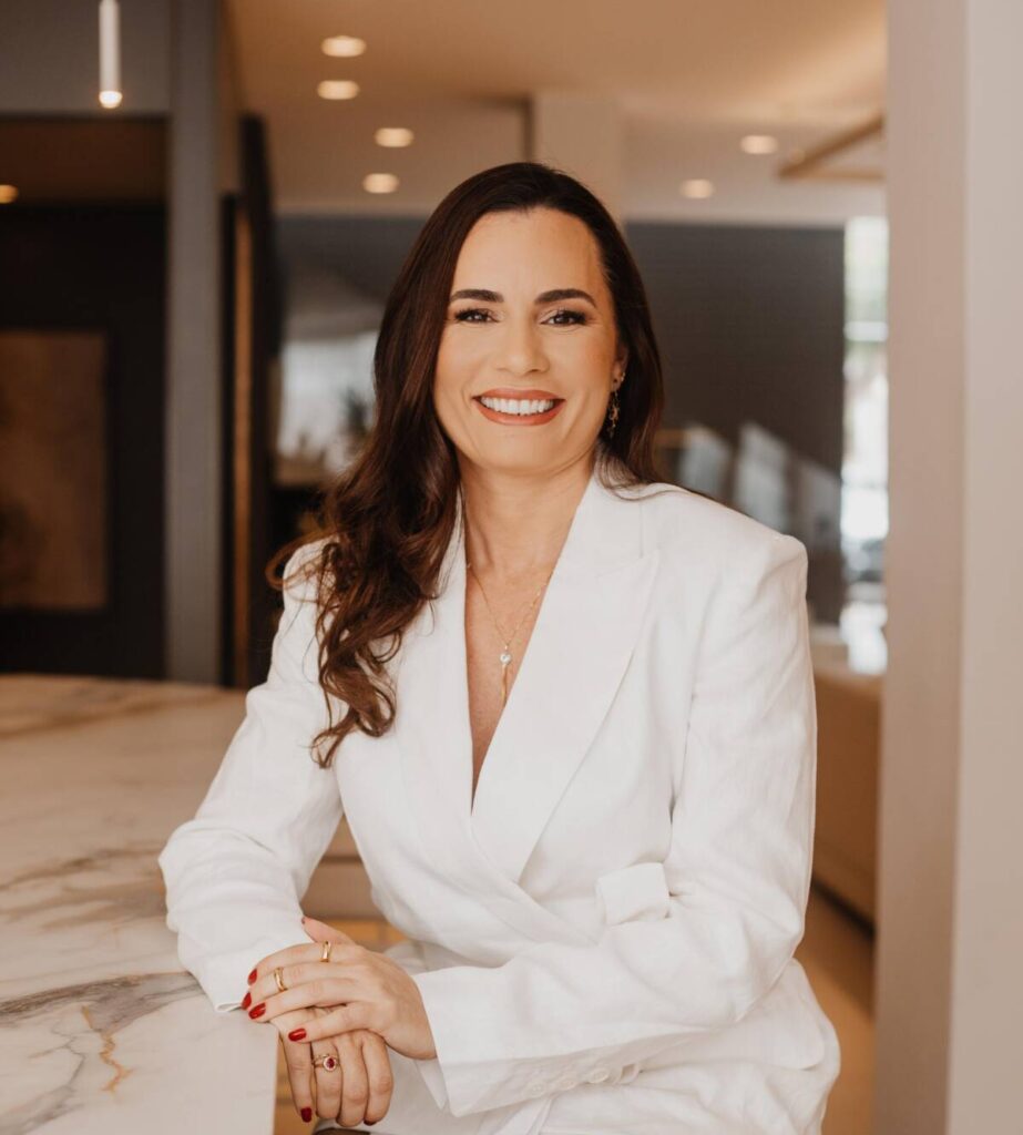 Paula Francine atua com fisioterapia integrativa em Búzios, com protocolos personalizados voltados à saúde e bem-estar dos pacientes / foto divulgação