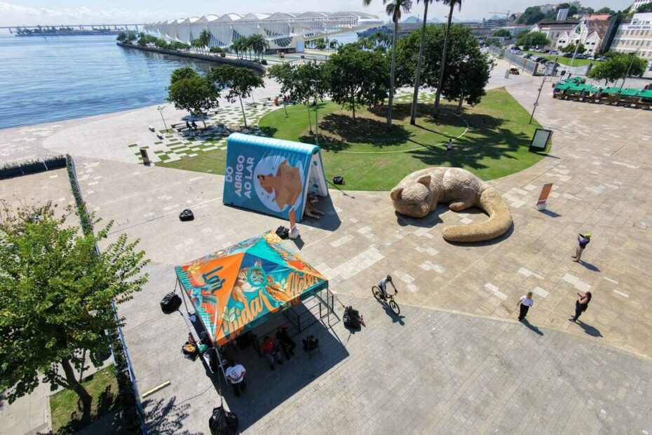 Intervenção com esculturas gigantes transforma a Praça Mauá