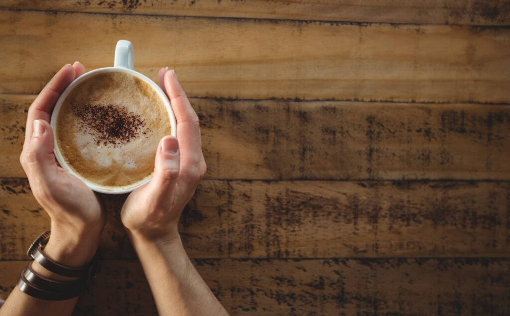 Café pode trazer benefícios à saúde, mas excesso de cafeína pode afetar sono, digestão e causar efeitos adversos / divulgação