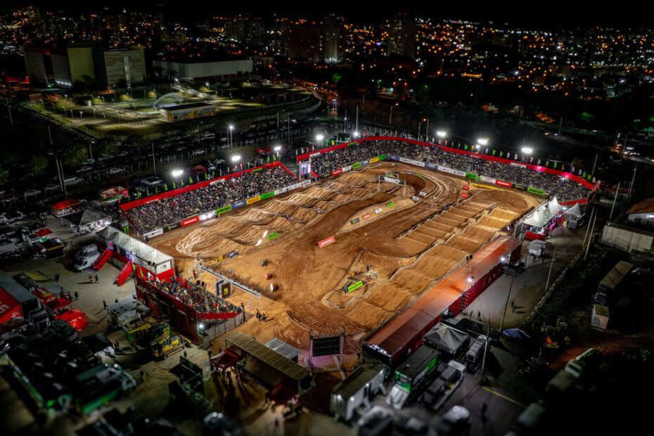 Arena Cross 2026 abre temporada com pilotos internacionais