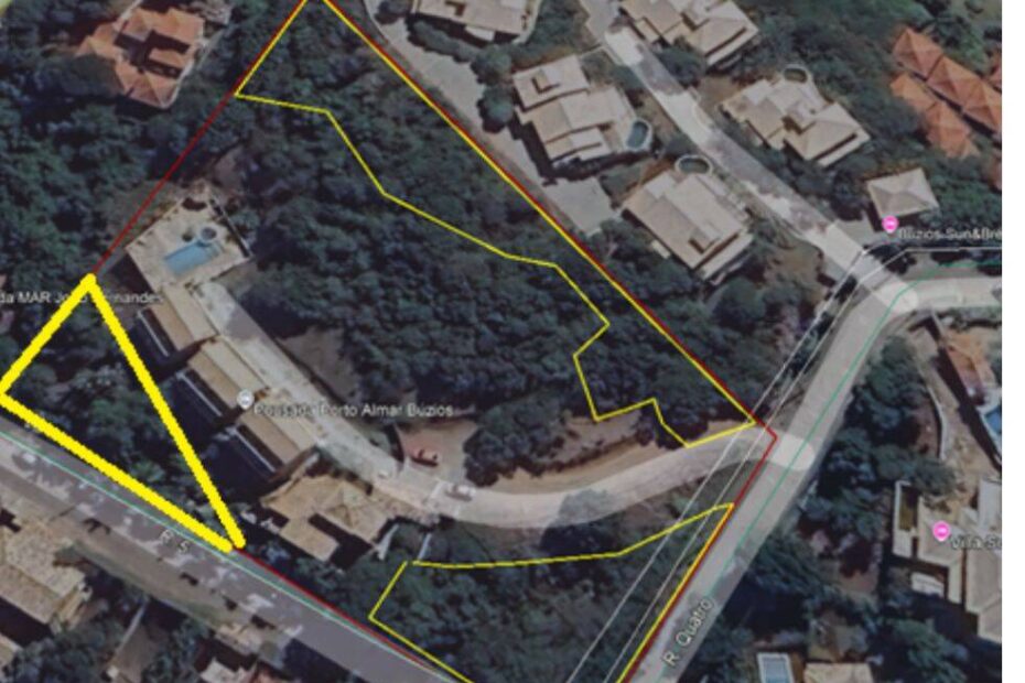 Demarcação de área total em polígono vermelho com imóvel a demolir, e polígono amarelo indicando a área de preservação / Crédito da Imagem: Google Earth
