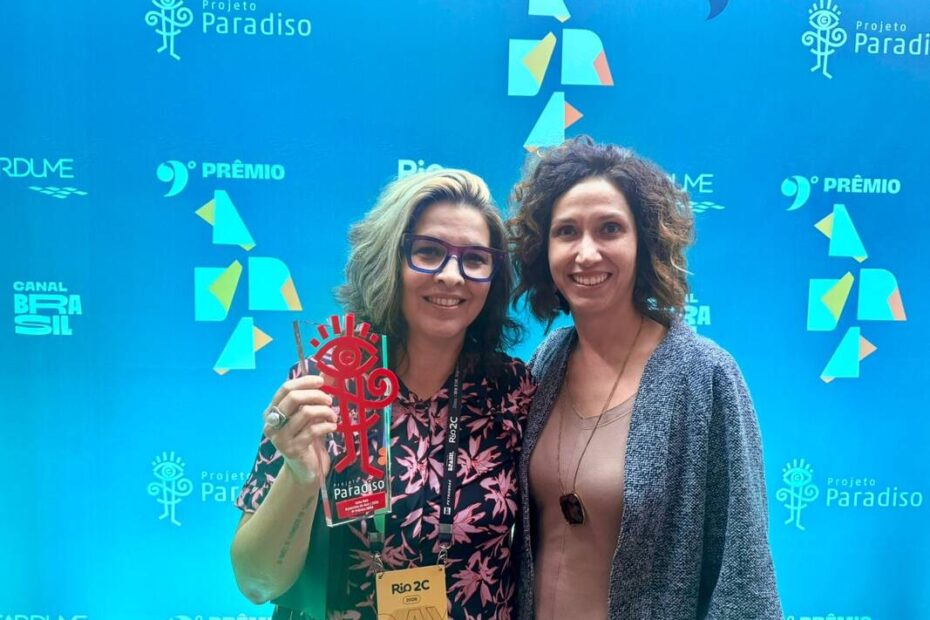 Keka Reis recebe Prêmio Paradiso de Roteirista no ABRA