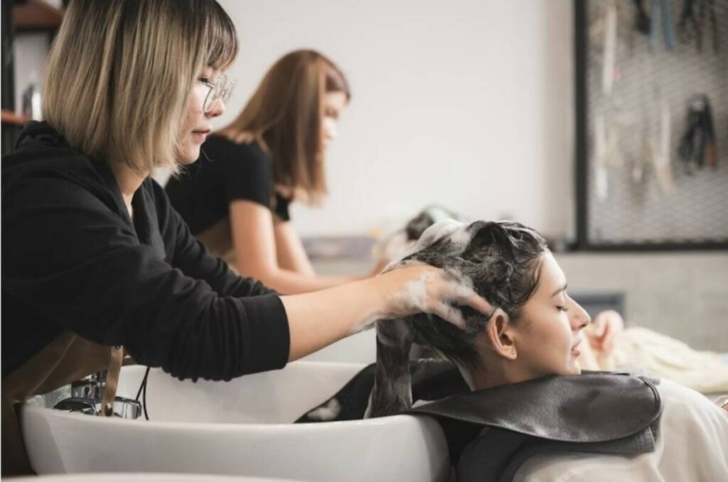 Salões brasileiros adotam ciência no cuidado capilar