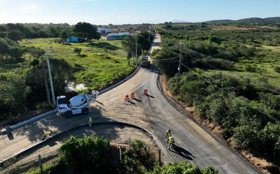 Obras de infraestrutura avançam na Estrada da Fazendinha com drenagem e instalação de meio-fio em Búzios / foto divulgação