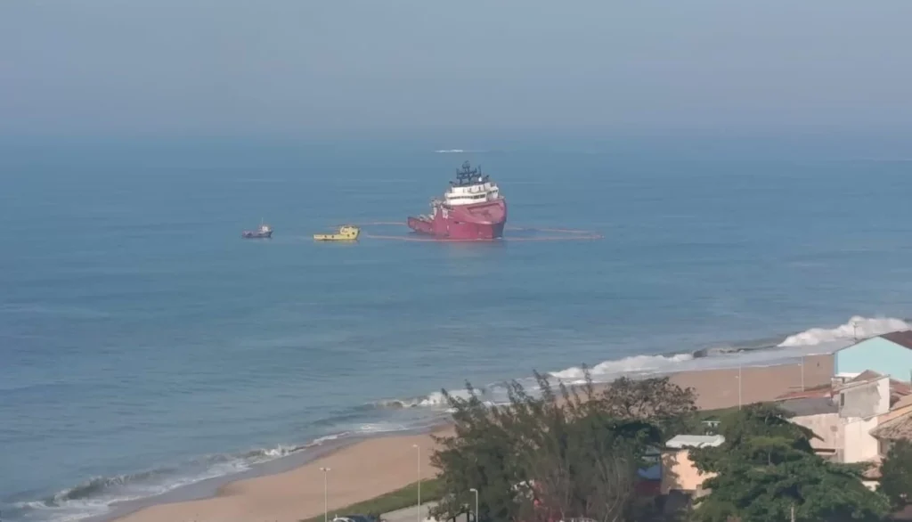 Navio Skandi Amazonas permanece encalhado próximo à Praia Campista em Macaé após ocorrência no mar / Crédito da Imagem: Reprodução Sindipetro NF