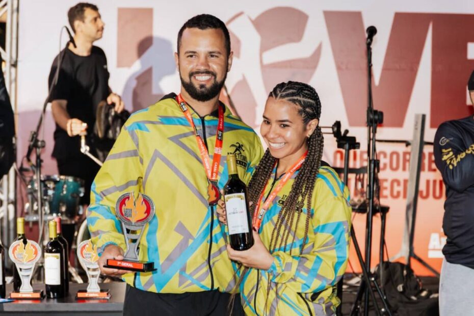 Casal animado com a vitória na corrida de rua de Cabo Frio / Crédito da foto: Divulgação
