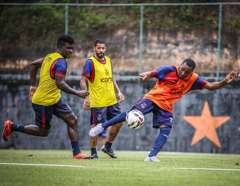 Maricá F.C estreia em casa na Série A2 contra a Cabofriense em busca da primeira vitória no Carioca / foto divulgação Após começar o campeonato com derrota fora de casa, o time busca os primeiros pontos diante da torcida. A preparação para o confronto também incluiu recuperação física dos atletas após sequência de viagens e jogos em diferentes cidades. No último fim de semana, o elenco esteve em Bauru, no interior paulista, para compromisso pela Série D do Campeonato Brasileiro. Antes disso, enfrentou o Resende na rodada de abertura da Série A2. Segundo o clube, a expectativa é repetir o desempenho obtido no Estádio João Saldanha durante a campanha do acesso em 2024, quando o fator casa foi considerado importante para os resultados da equipe. O retrospecto recente diante da Cabofriense também é favorável ao Maricá. Em seis confrontos entre os clubes, o time soma três vitórias, dois empates e uma derrota. Os ingressos estão disponíveis pela internet e na loja oficial do clube, com valores entre R$ 10 e R$ 20 / foto divulgação