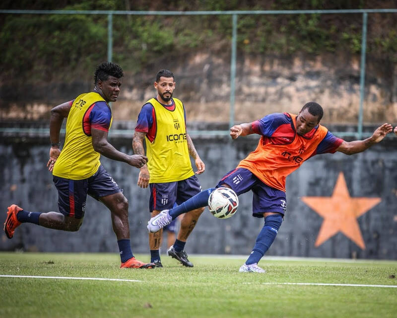 Maricá F.C estreia em casa na Série A2 contra a Cabofriense em busca da primeira vitória no Carioca / foto divulgação Após começar o campeonato com derrota fora de casa, o time busca os primeiros pontos diante da torcida. A preparação para o confronto também incluiu recuperação física dos atletas após sequência de viagens e jogos em diferentes cidades. No último fim de semana, o elenco esteve em Bauru, no interior paulista, para compromisso pela Série D do Campeonato Brasileiro. Antes disso, enfrentou o Resende na rodada de abertura da Série A2. Segundo o clube, a expectativa é repetir o desempenho obtido no Estádio João Saldanha durante a campanha do acesso em 2024, quando o fator casa foi considerado importante para os resultados da equipe. O retrospecto recente diante da Cabofriense também é favorável ao Maricá. Em seis confrontos entre os clubes, o time soma três vitórias, dois empates e uma derrota. Os ingressos estão disponíveis pela internet e na loja oficial do clube, com valores entre R$ 10 e R$ 20 / foto divulgação