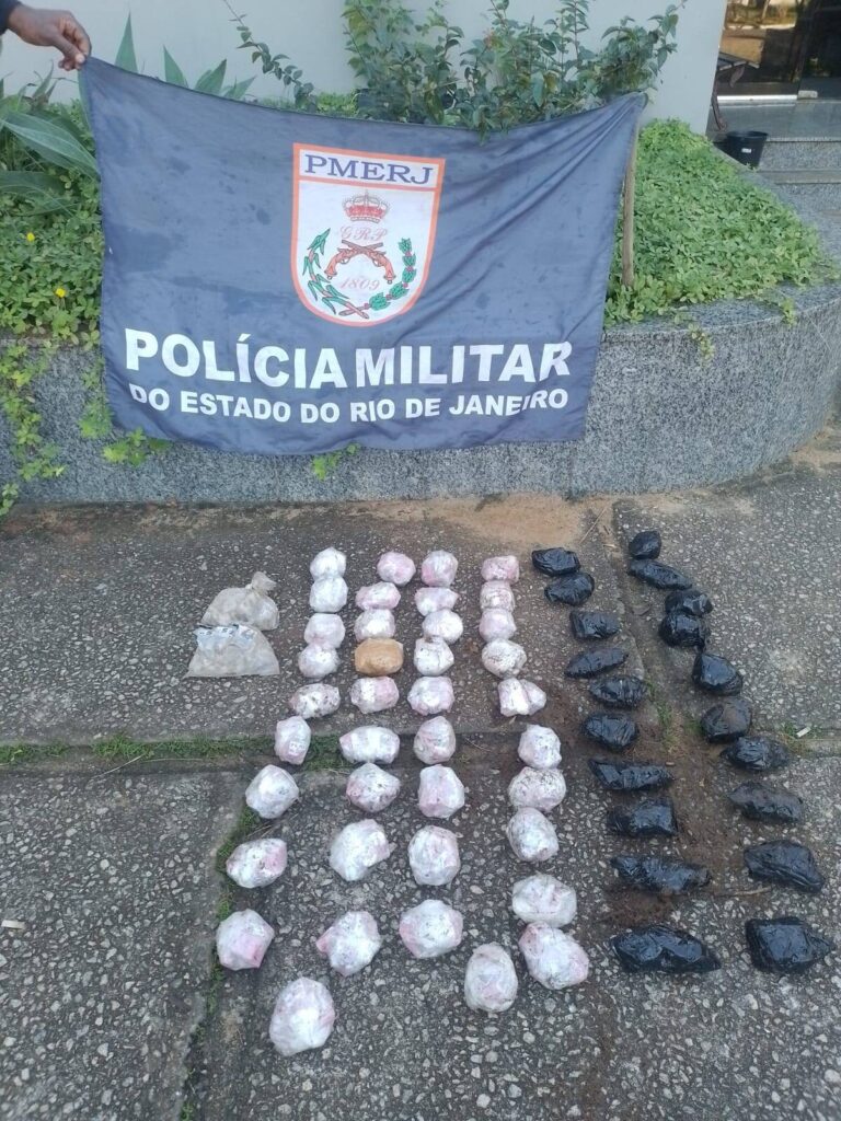 Polícia apreende cocaína e maconha enterradas em área de mata no bairro Capão em Búzios / foto divulgação