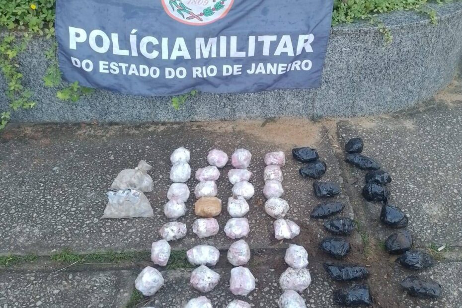 Polícia apreende cocaína e maconha enterradas em área de mata no bairro Capão em Búzios / foto divulgação