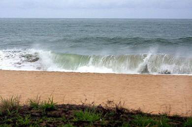 Defesa Civil alerta para ressaca com ondas de até 3 metros no litoral de Macaé até terça-feira (12) / Crédito da Imagem: divulgação