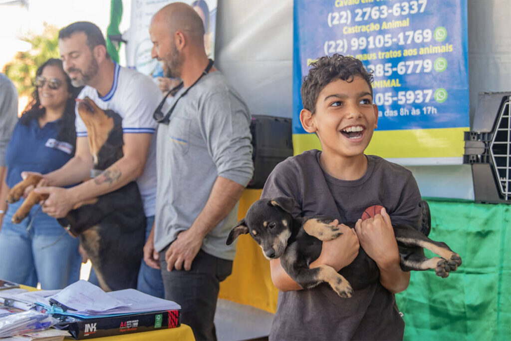 Feira de Adoção Responsável em Macaé reuniu famílias e cerca de 50 cães e gatos no Shopping Plaza I Crédito da Imagem: Moises Bruno