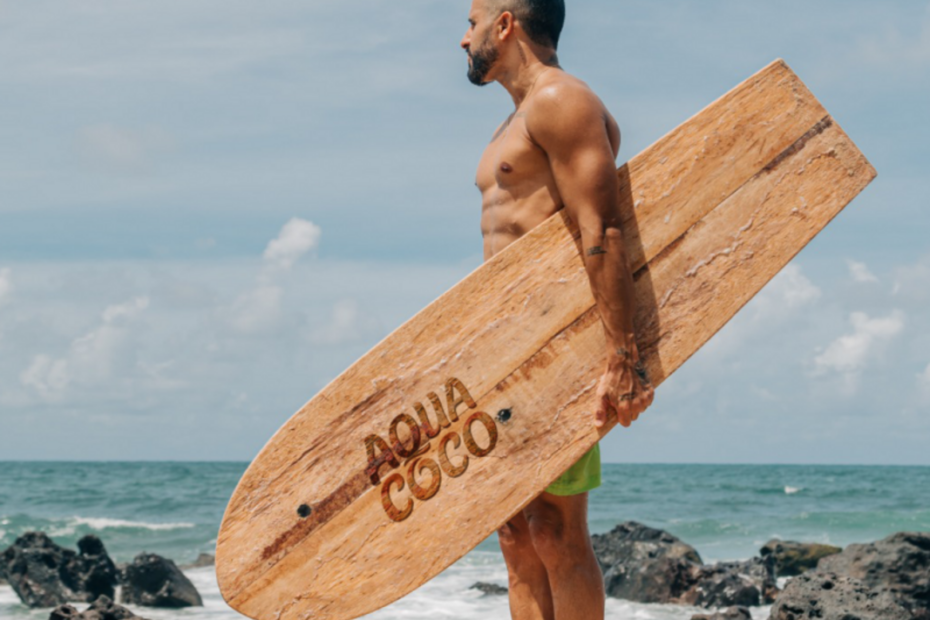 Italo Ferreira surfa em prancha de coqueiro para Aquacoco