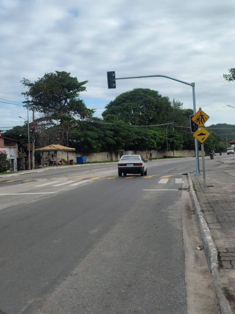 Primeiro semáforo de Búzios começa a ser instalado e muda uma tradição histórica da cidade turística I Crédito da Imagem: Arquivo Prensa de Babel