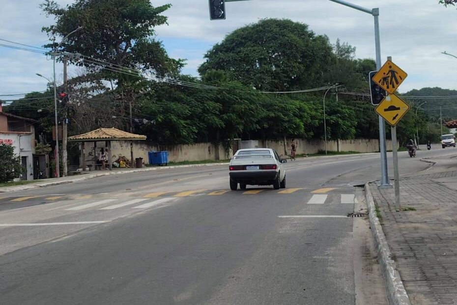 Primeiro semáforo de Búzios começa a ser instalado e muda uma tradição histórica da cidade turística I Crédito da Imagem: Arquivo Prensa de Babel