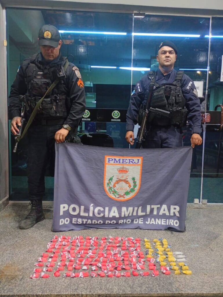 Policiais durante apreensão de entorpecentes em Búzios I Crédito da Imagem: Divulgação PM