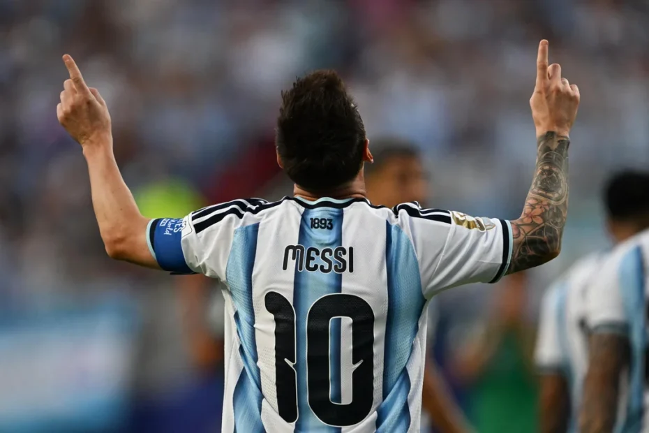 Messi faz dois gols, bate recorde nas Copas e leva Argentina à vitória; Búzios vive clima argentino I Crédito da Imagem: ROBERTO SCHMIDT - AFP