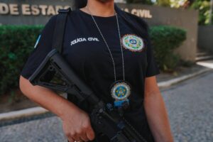 Polícia prende mulher suspeita de aplicar golpe contra idosa
